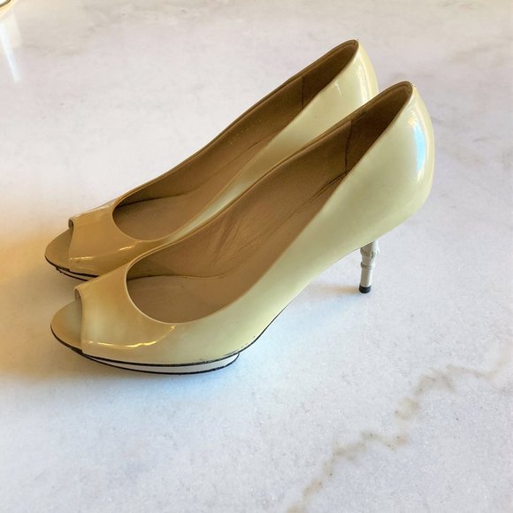 Gucci bamboo accent patent leather peep toe pump (beige / banana cream yellow) - Picture 3 of 12